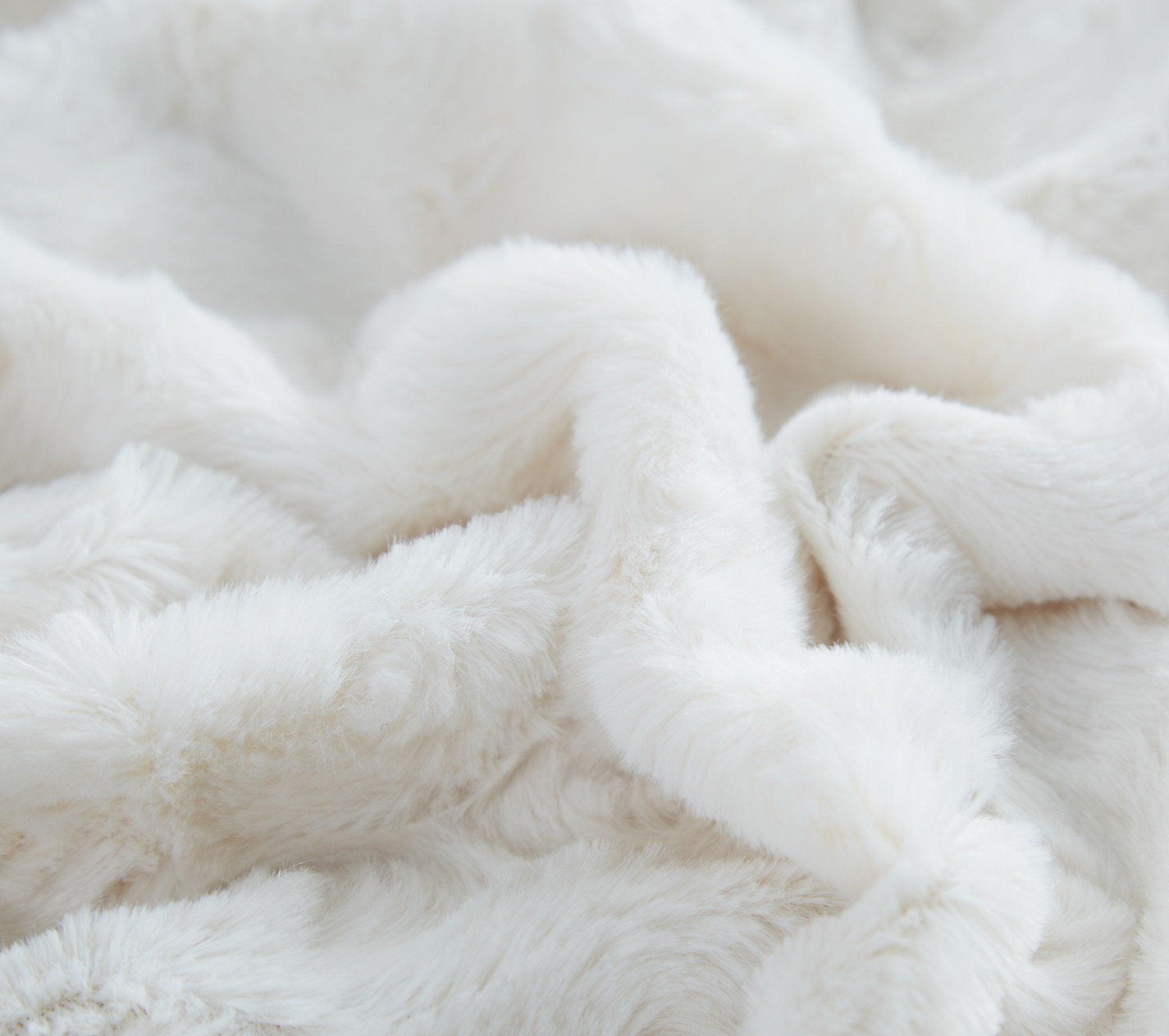 DaDa Bedding Luxury White Roses Fluffy Soft Sherpa Backside Faux Fur