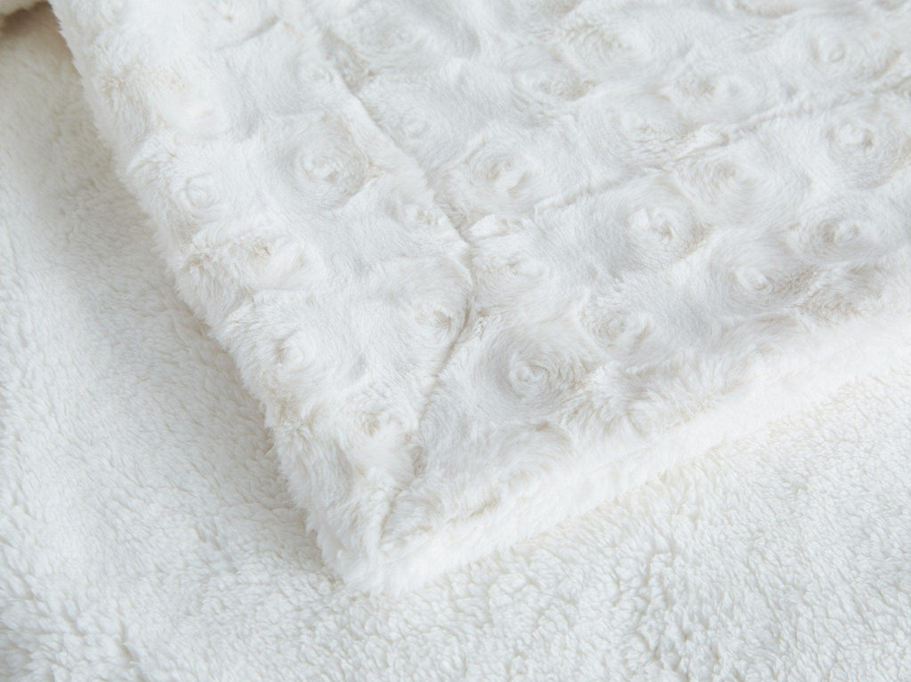 DaDa Bedding Luxury White Roses Fluffy Soft Sherpa Backside Faux Fur
